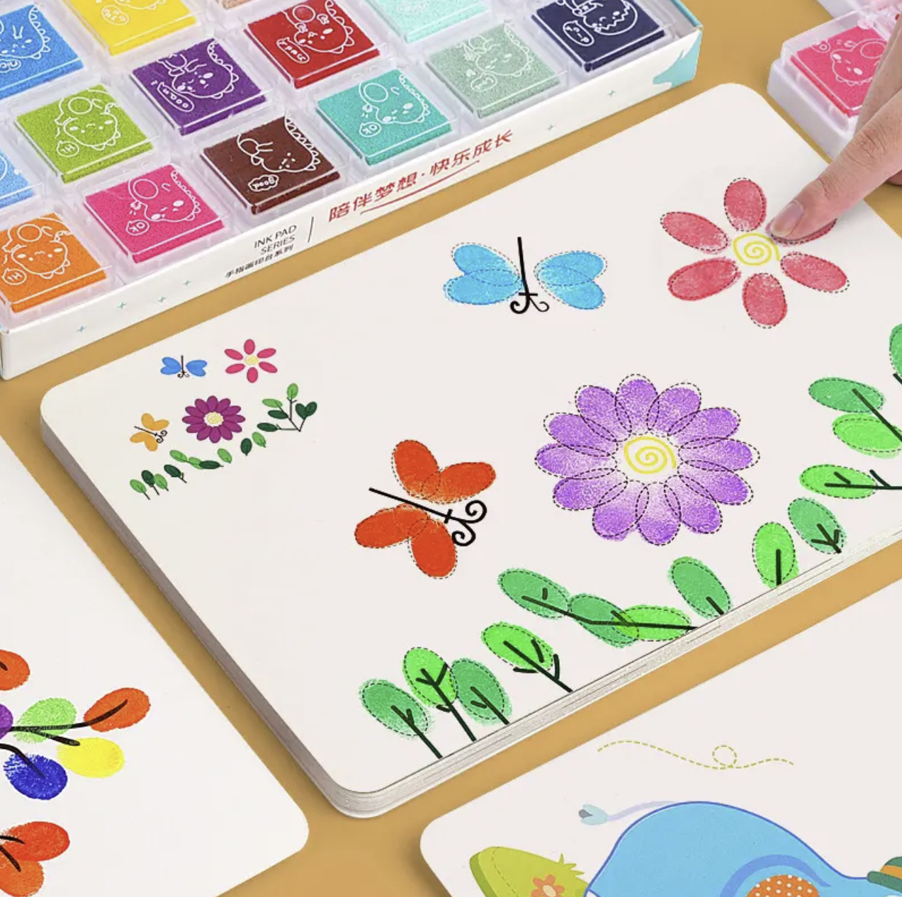 FINGER PAINTING MONTESSORI